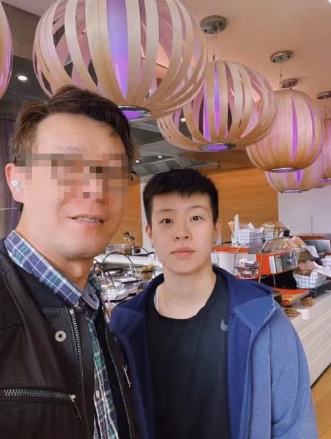 姚明現身澳洲酒店!拒絕簽名被指脾氣差,2米26坐小凳子顯拘束