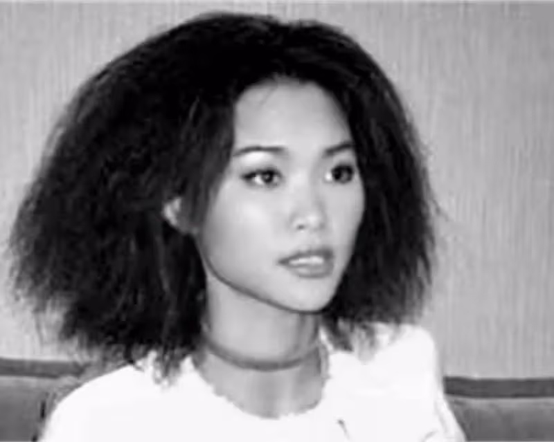 47歲天后變瘋女「被送進精神病院」！為愛癡狂淪落街頭　她被家人奪走財產：將一手好牌打爛