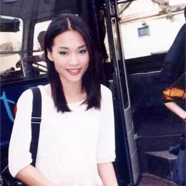 47歲天后變瘋女「被送進精神病院」！為愛癡狂淪落街頭　她被家人奪走財產：將一手好牌打爛