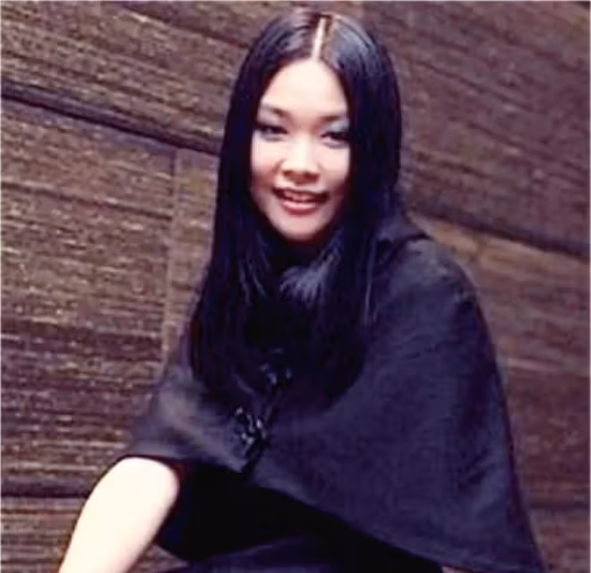 47歲天后變瘋女「被送進精神病院」！為愛癡狂淪落街頭　她被家人奪走財產：將一手好牌打爛