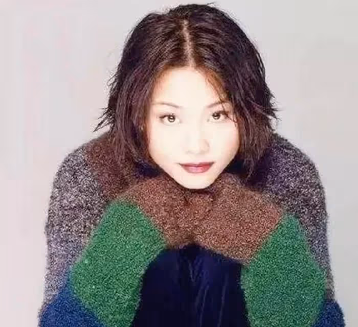 47歲天后變瘋女「被送進精神病院」！為愛癡狂淪落街頭　她被家人奪走財產：將一手好牌打爛