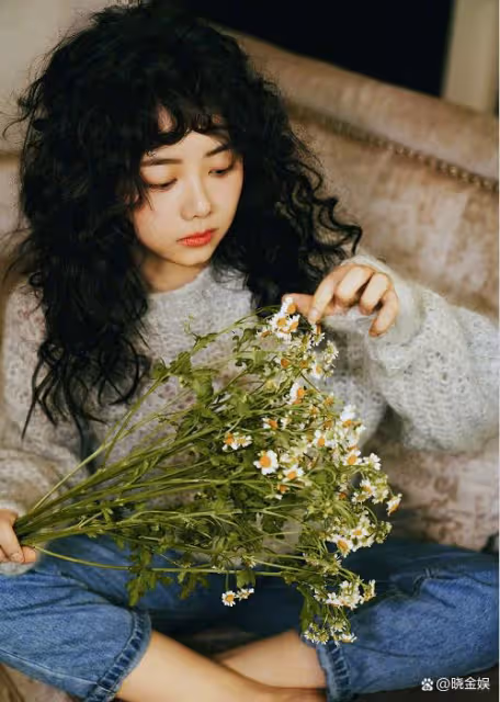 譚松韻：燙髮後像極了洋娃娃，出道17年來首次嘗試「羊毛卷」造型
