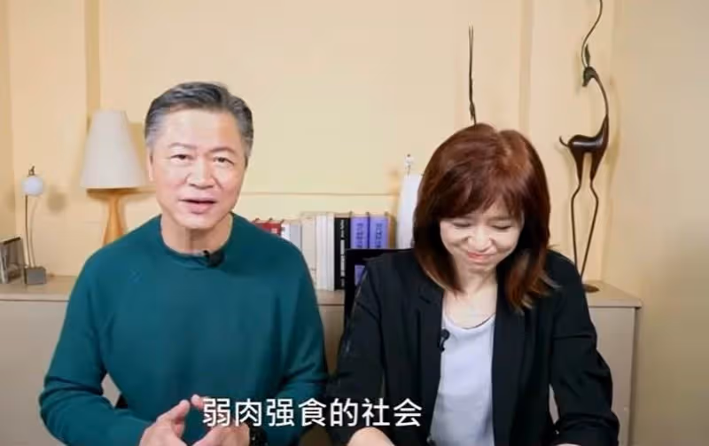 「夫妻檔」直播，周玉琴竊笑糾正他「發音不標準」，賴岳謙甜認「愛妻守則」閃爆引羨慕： 祝願琴謙一生！