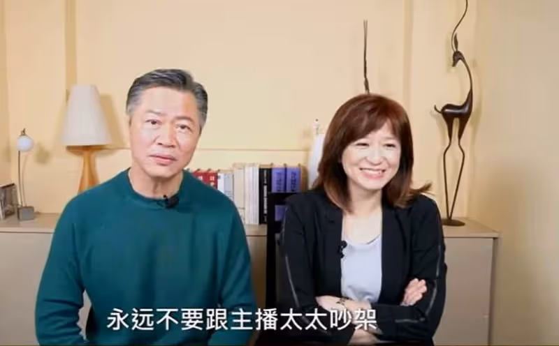 「夫妻檔」直播，周玉琴竊笑糾正他「發音不標準」，賴岳謙甜認「愛妻守則」閃爆引羨慕： 祝願琴謙一生！