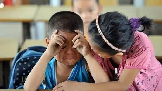父母離婚不要他！9歲男孩「跪求媽媽開門」被拒絕　夜宿「路邊車頂」凍到發抖超心酸