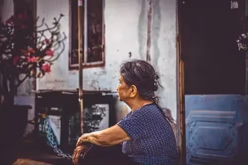 70歲父親去世那天， 媽媽依舊去跳廣場舞，她的一席話令俺愣在原地