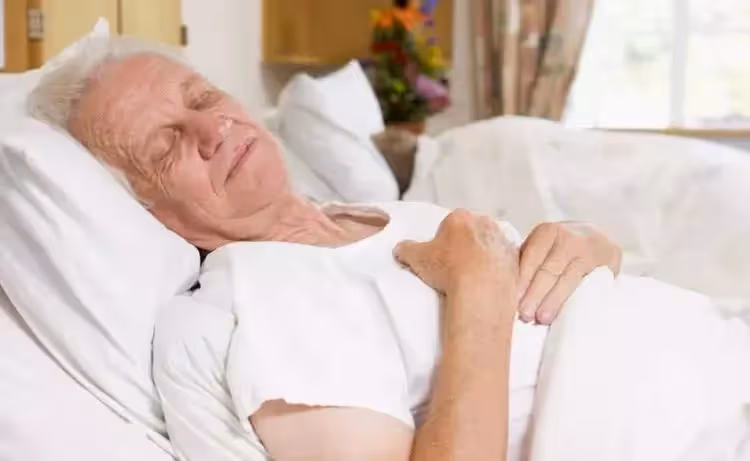 70歲父親去世那天， 媽媽依舊去跳廣場舞，她的一席話令俺愣在原地