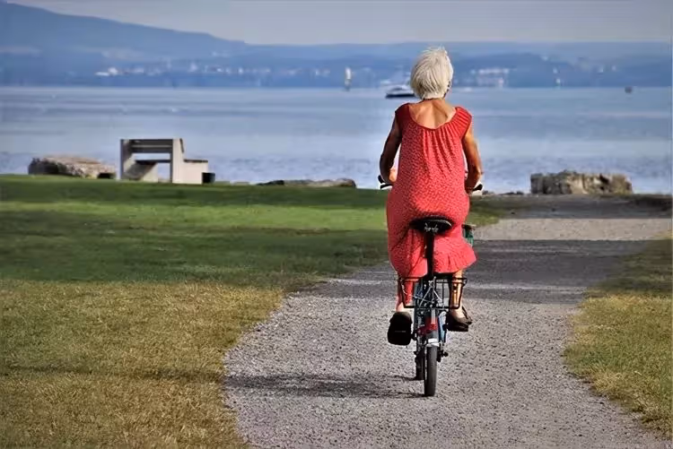 70歲父親去世那天， 媽媽依舊去跳廣場舞，她的一席話令俺愣在原地