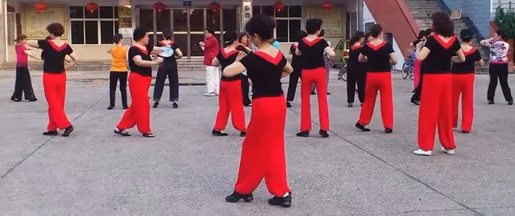 70歲父親去世那天， 媽媽依舊去跳廣場舞，她的一席話令俺愣在原地