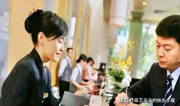 離婚2年飯店偶遇前妻，我提出要為她買單，服務員說出的帳單，讓我羞愧難當只能轉身離開！