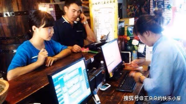 離婚2年飯店偶遇前妻，我提出要為她買單，服務員說出的帳單，讓我羞愧難當只能轉身離開！