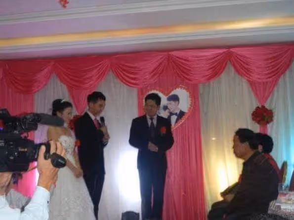 剛出生母親意外去世，繼母獨自撫養我長大，結婚那天她沒出現手機螢幕一亮，我淚流滿面 ！