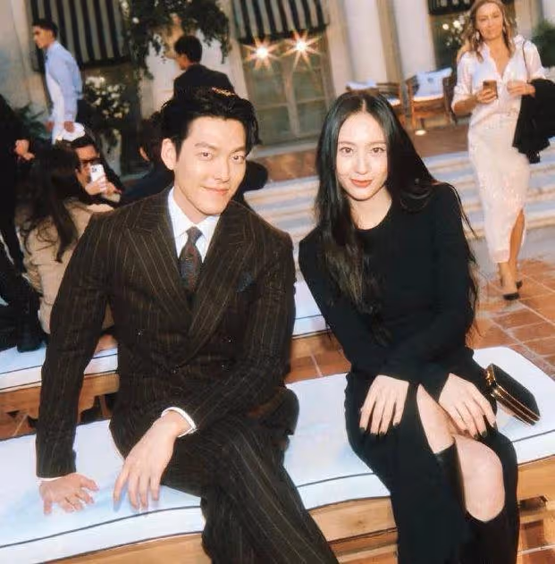 金宇彬鄭秀晶同框合影,俊男靚女好似豪門兄妹,夢回《繼承者們》