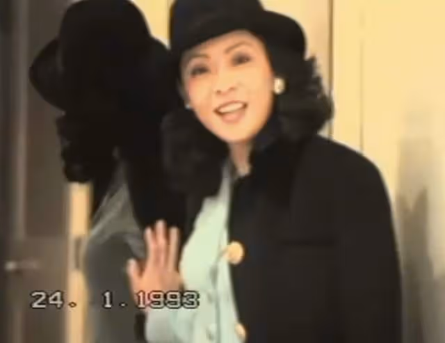 63歲向太罕曬年輕舊照!甜蜜表白老公向華強,美貌不輸兒媳郭碧婷