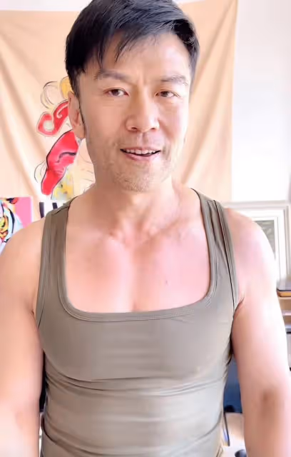 唐文龍定居北京與女友秀恩愛!身材壯碩似小伙,家中巨幅財神吸睛