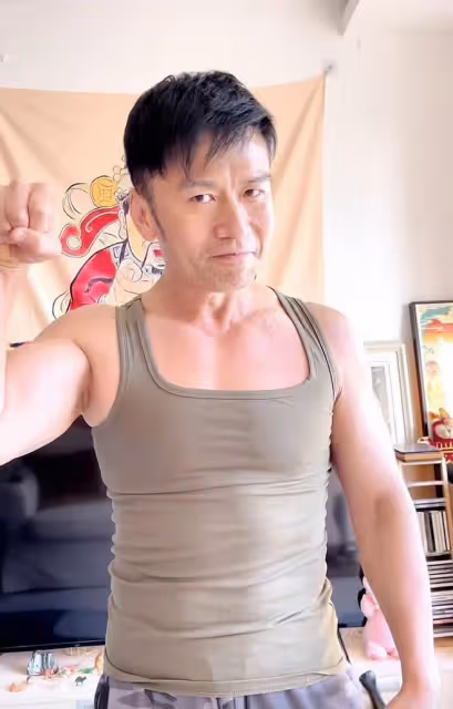 唐文龍定居北京與女友秀恩愛!身材壯碩似小伙,家中巨幅財神吸睛