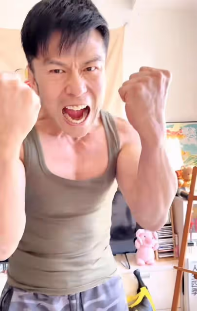 唐文龍定居北京與女友秀恩愛!身材壯碩似小伙,家中巨幅財神吸睛