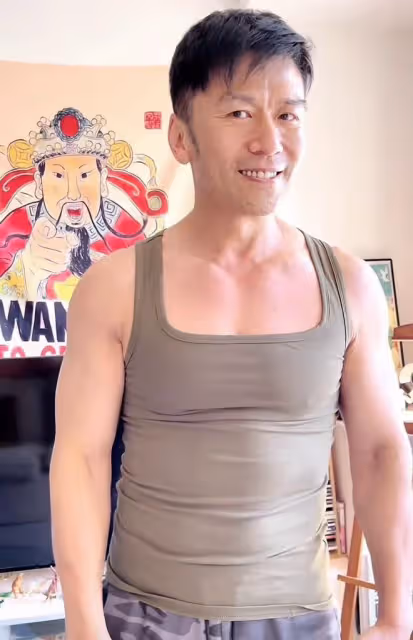 唐文龍定居北京與女友秀恩愛!身材壯碩似小伙,家中巨幅財神吸睛