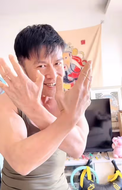 唐文龍定居北京與女友秀恩愛!身材壯碩似小伙,家中巨幅財神吸睛