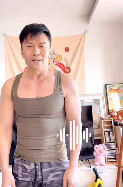 唐文龍定居北京與女友秀恩愛!身材壯碩似小伙,家中巨幅財神吸睛