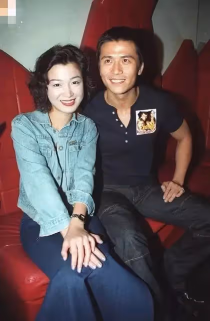 唐文龍定居北京與女友秀恩愛!身材壯碩似小伙,家中巨幅財神吸睛