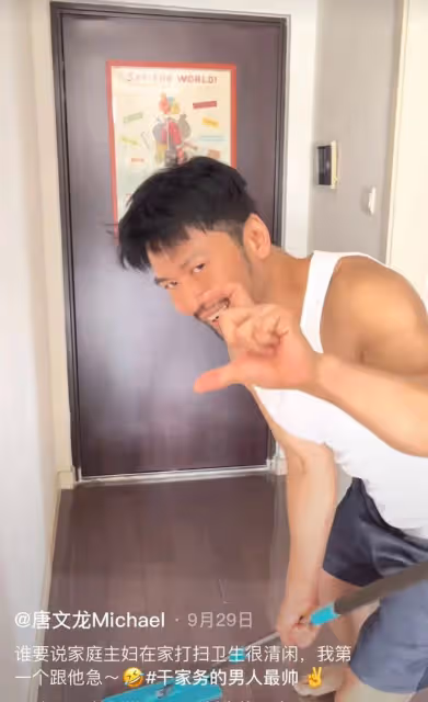 唐文龍定居北京與女友秀恩愛!身材壯碩似小伙,家中巨幅財神吸睛