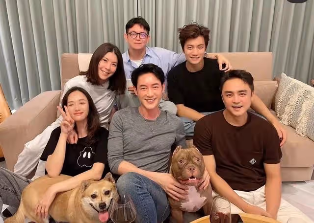 陳喬恩帶老公與明道聚會,喝6000一瓶酒,眼睛笑眯眾人嗨到臉通紅