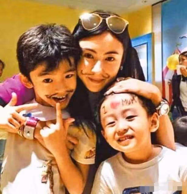 張柏芝小兒子公開露面!4歲小王子眉宇間清秀,竟比兩個哥哥還要帥氣,網友:大美人基因厲害