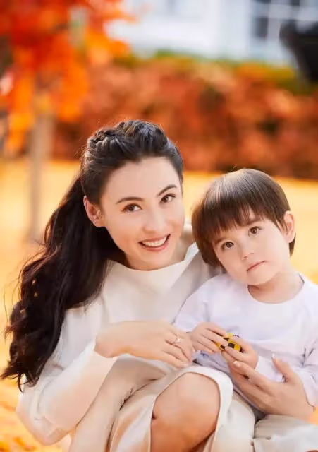 張柏芝小兒子公開露面!4歲小王子眉宇間清秀,竟比兩個哥哥還要帥氣,網友:大美人基因厲害