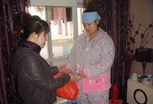 坐月子分房睡,夜裡丈夫總痛苦呻吟妻子關心問候,掀開被子妻子失聲痛哭:嫁對人了.
