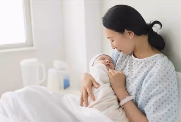 坐月子分房睡,夜裡丈夫總痛苦呻吟妻子關心問候,掀開被子妻子失聲痛哭:嫁對人了.