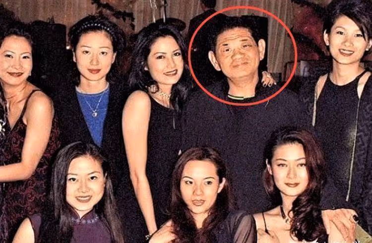 從身家億萬到窮困潦倒,他在女人身上花了20億,債務至今仍未還清