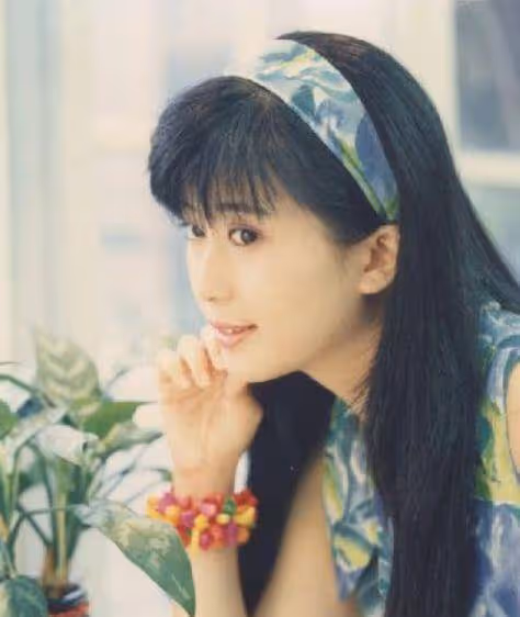 她曾比楊鈺瑩還要紅,離婚後前夫後悔狂追,如今48歲仍美麗動人