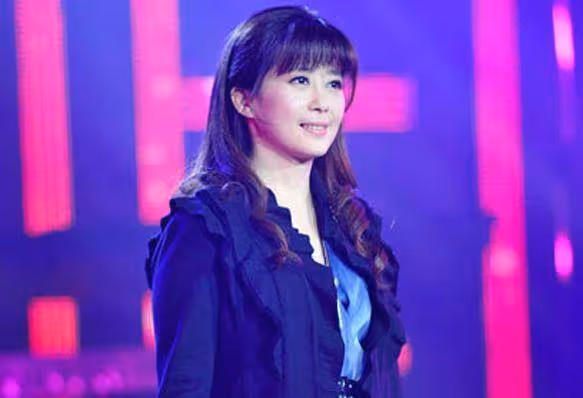 她曾比楊鈺瑩還要紅,離婚後前夫後悔狂追,如今48歲仍美麗動人