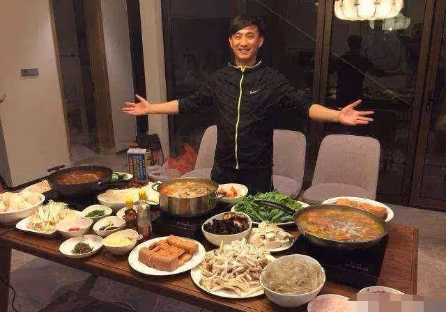 賈玲家晚餐,黃磊家晚餐,岳雲鵬家晚餐,差距簡直天壤之別啊!