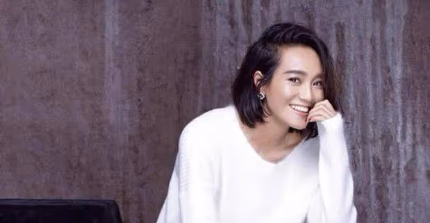 曾是知名主持人，和前夫閃婚閃離，高齡生女兒，老公終熬成一線！