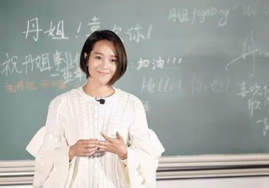 曾是知名主持人，和前夫閃婚閃離，高齡生女兒，老公終熬成一線！