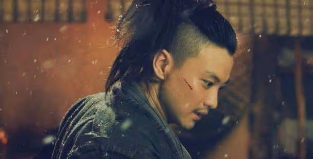 曾是知名主持人，和前夫閃婚閃離，高齡生女兒，老公終熬成一線！