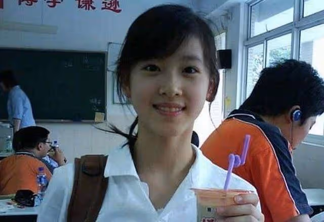 章澤天大學舊照曝光 沒有美顏痘印清晰可見