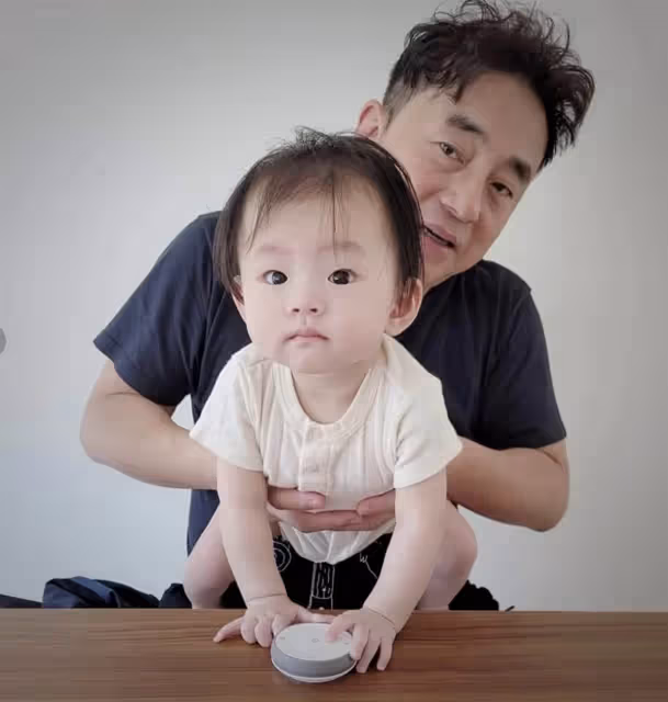 58歲呂方近況曝光，曾與鄭裕玲相戀16年，約定「不婚不生」分手後娶小16歲妻，2歲女兒與老爸「復制粘貼」
