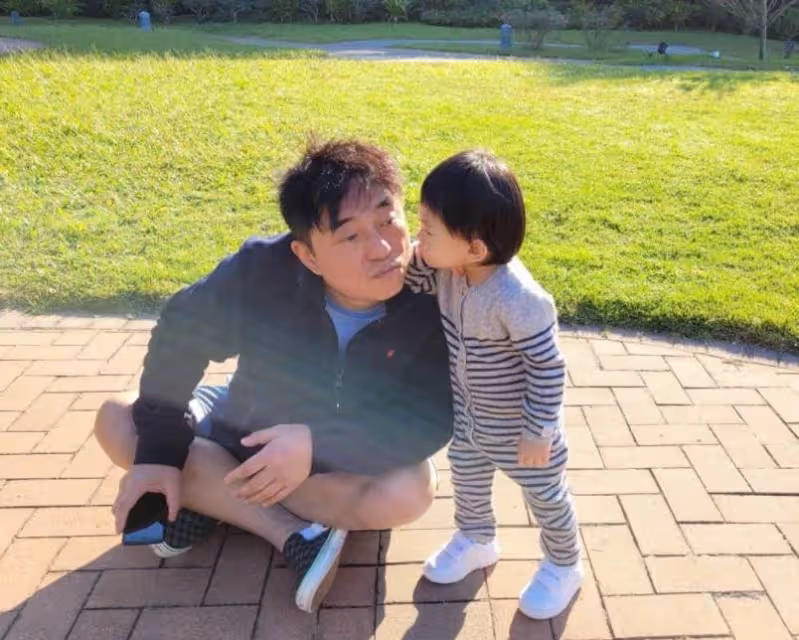 58歲呂方近況曝光，曾與鄭裕玲相戀16年，約定「不婚不生」分手後娶小16歲妻，2歲女兒與老爸「復制粘貼」