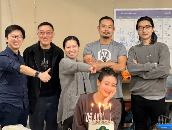 於明加迎40歲生日，公園穿背心大秀身材，手上戴33萬金表顯闊氣
