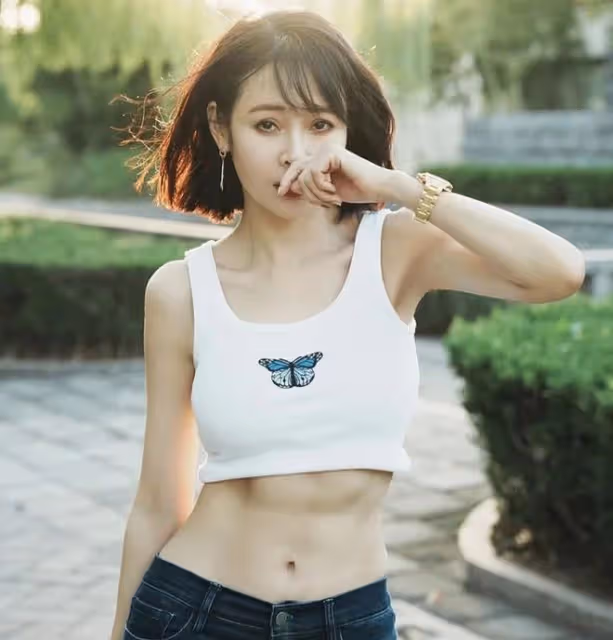 於明加迎40歲生日，公園穿背心大秀身材，手上戴33萬金表顯闊氣