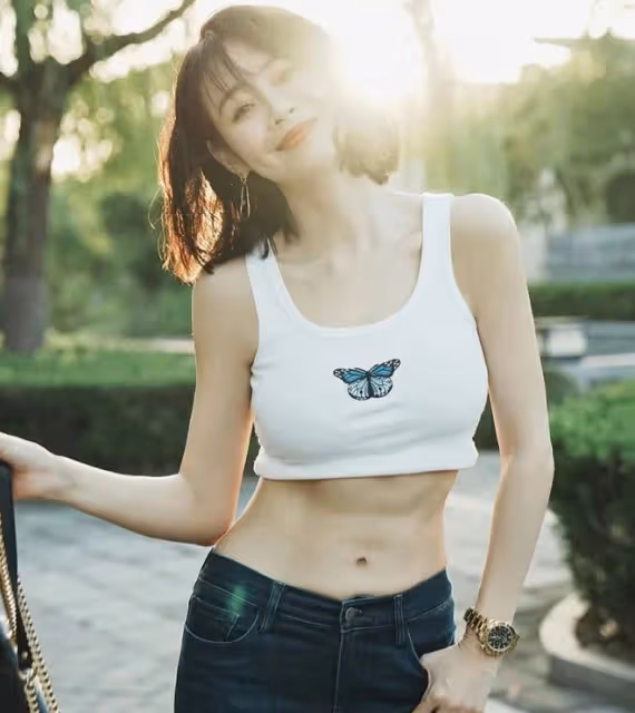 於明加迎40歲生日，公園穿背心大秀身材，手上戴33萬金表顯闊氣