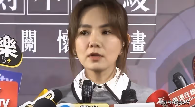 Ella出席「寒冬助老」慈善會，替媽媽道歉，現場數次感動落淚