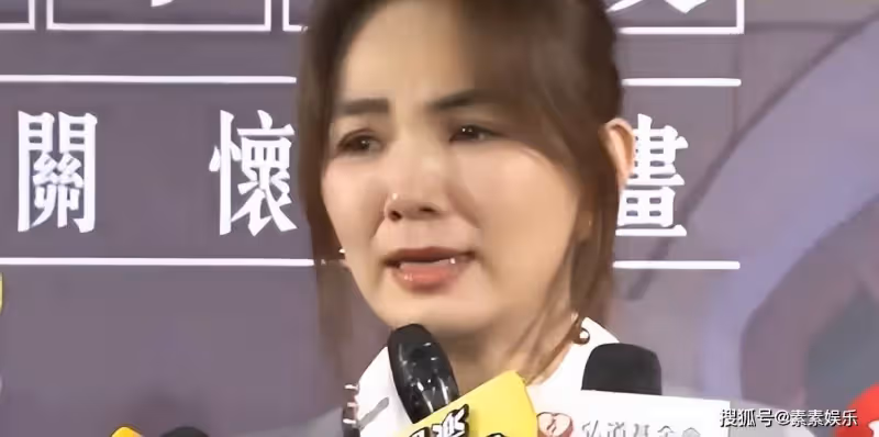 Ella出席「寒冬助老」慈善會，替媽媽道歉，現場數次感動落淚