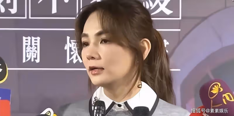 Ella出席「寒冬助老」慈善會，替媽媽道歉，現場數次感動落淚