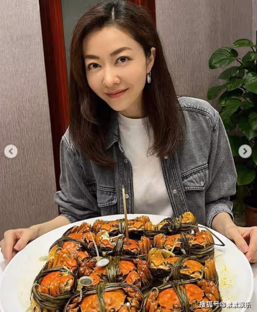 熊黛林花式許願：端一盤大閘蟹喜笑顏開，吃美食還能瘦身