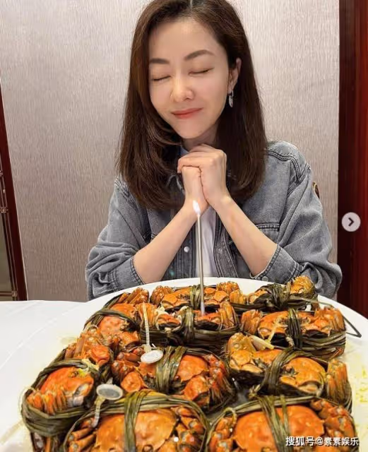 熊黛林花式許願：端一盤大閘蟹喜笑顏開，吃美食還能瘦身
