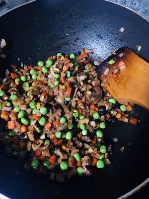 臘肉香腸青豆燜飯